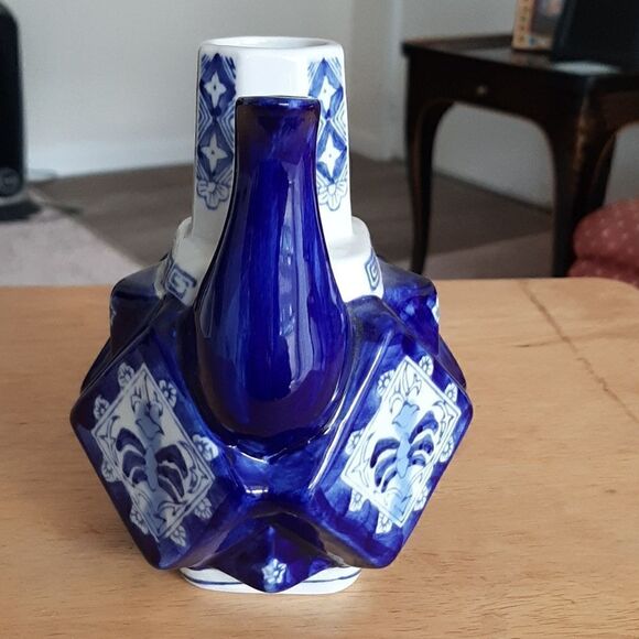 Vintage small blue and white oriental tea pot. - Picture 2 of 7